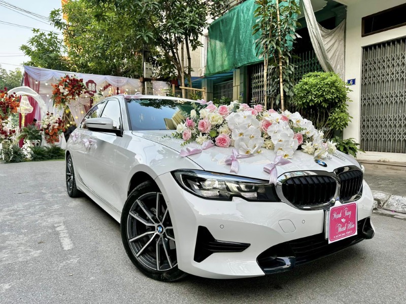 Trang trí xe hoa BMW sang trọng bằng hoa tươi tại TPHCM