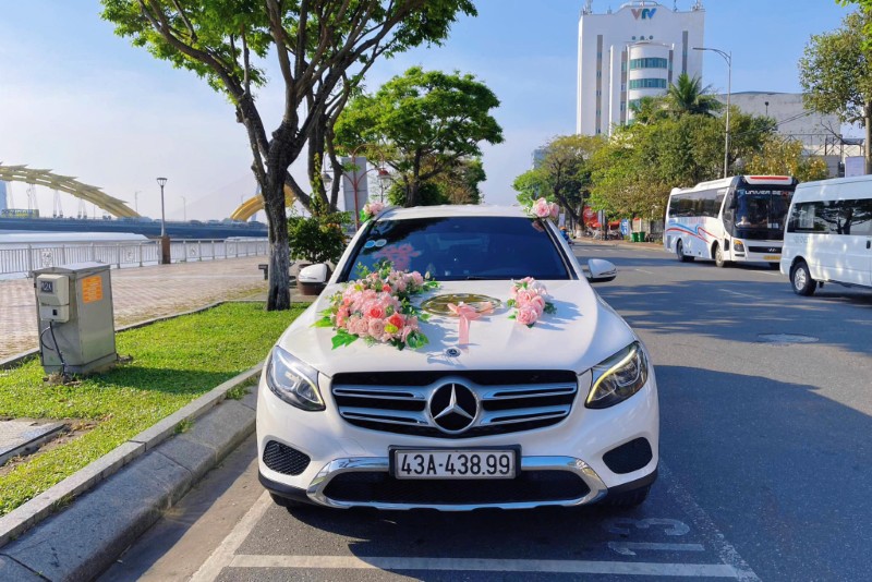 Trang trí xe hoa Mercedes bằng hoa tươi tận nơi tại TpHCM đẹp và sang trọng